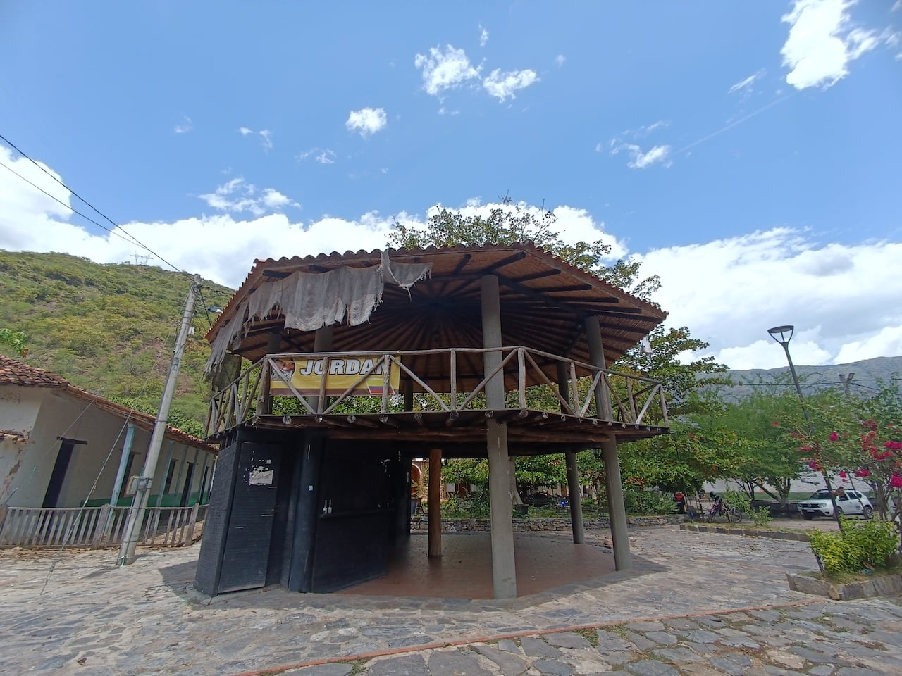 En el parque de Jordán se encuentra un kiosco que ya no se usa, la Alcaldía lo tiene en arriendo.