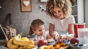 Madre e hija haciendo batido