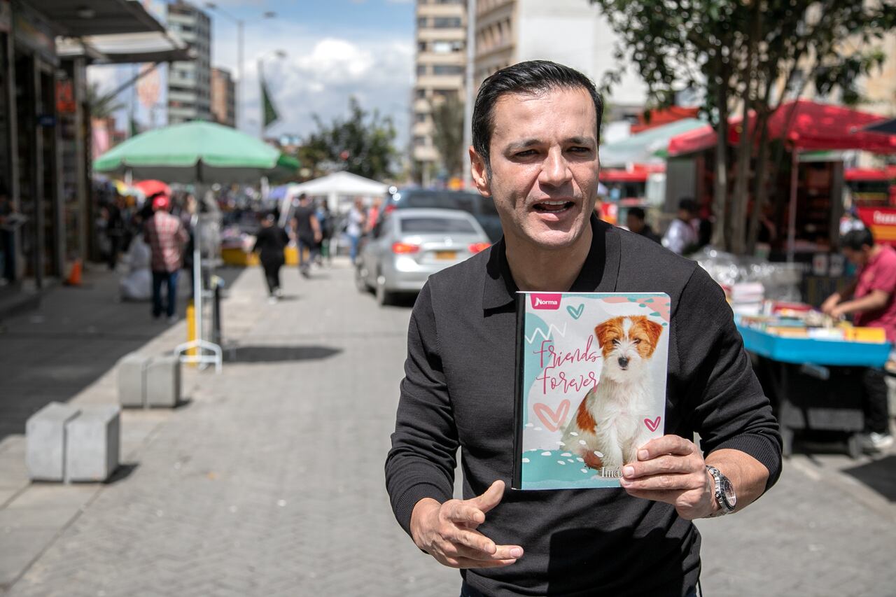 Juan Diego Alvira en san victorino, utiles escolares