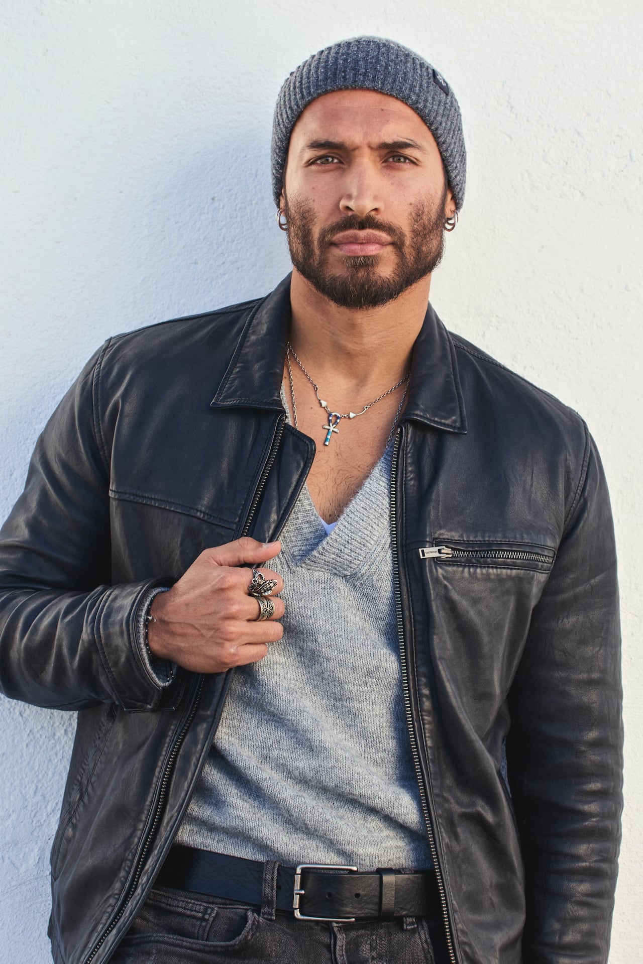 Édgar Vittorino ha forjado una trayectoria actoral sólida, caracterizada por su honestidad artística, su capacidad para transformarse y una entrega total a cada papel que asume.