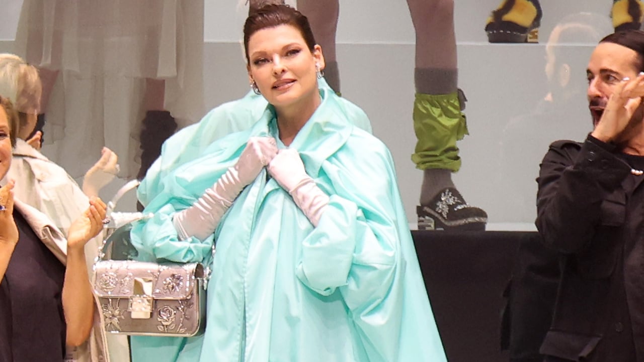 Fendi lanzó bolso baguette de plata esterlina