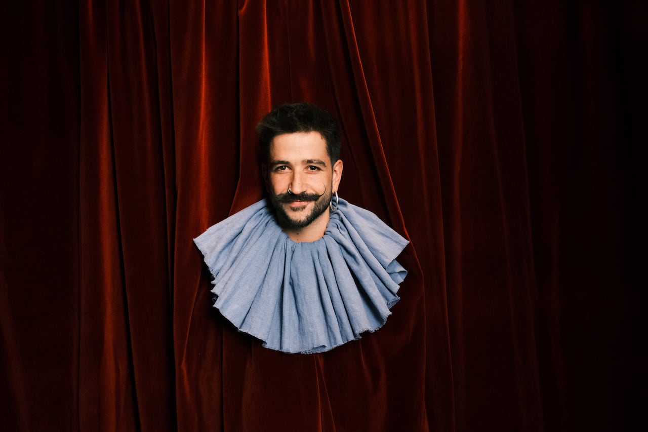 Camilo vuelve a su infancia para escribirles a sus hijas un mapa para el futuro