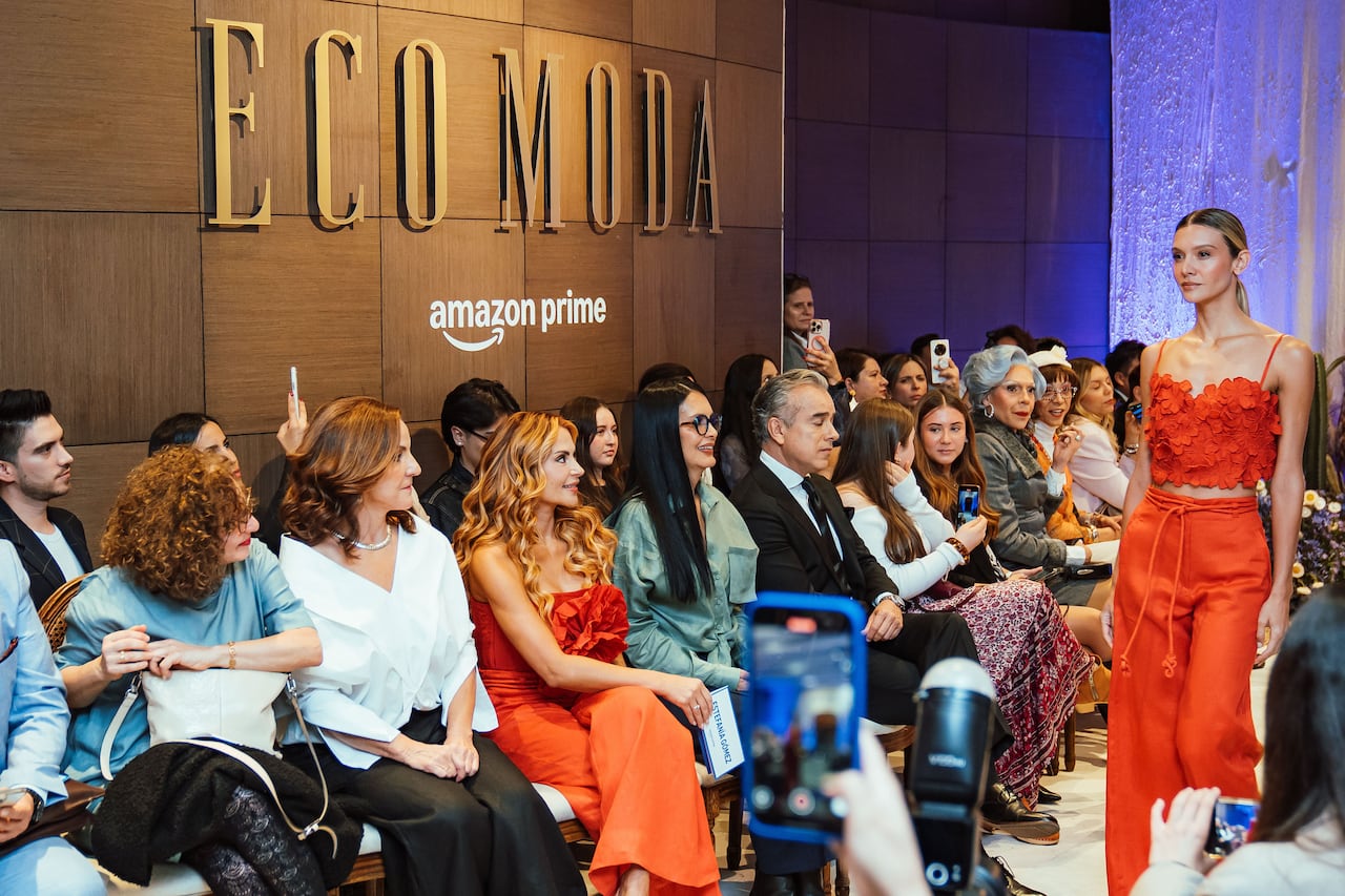 Desfile de piezas de moda emblemáticas del diseñador Andrés Otálora