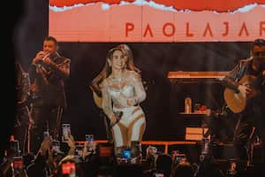 Con este vestido de 'guerrera', Jara cantó en Chile.