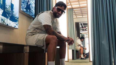 Como director creativo de la marca, Maluma continúa aportando a la visión que impulsa esta nueva etapa.
