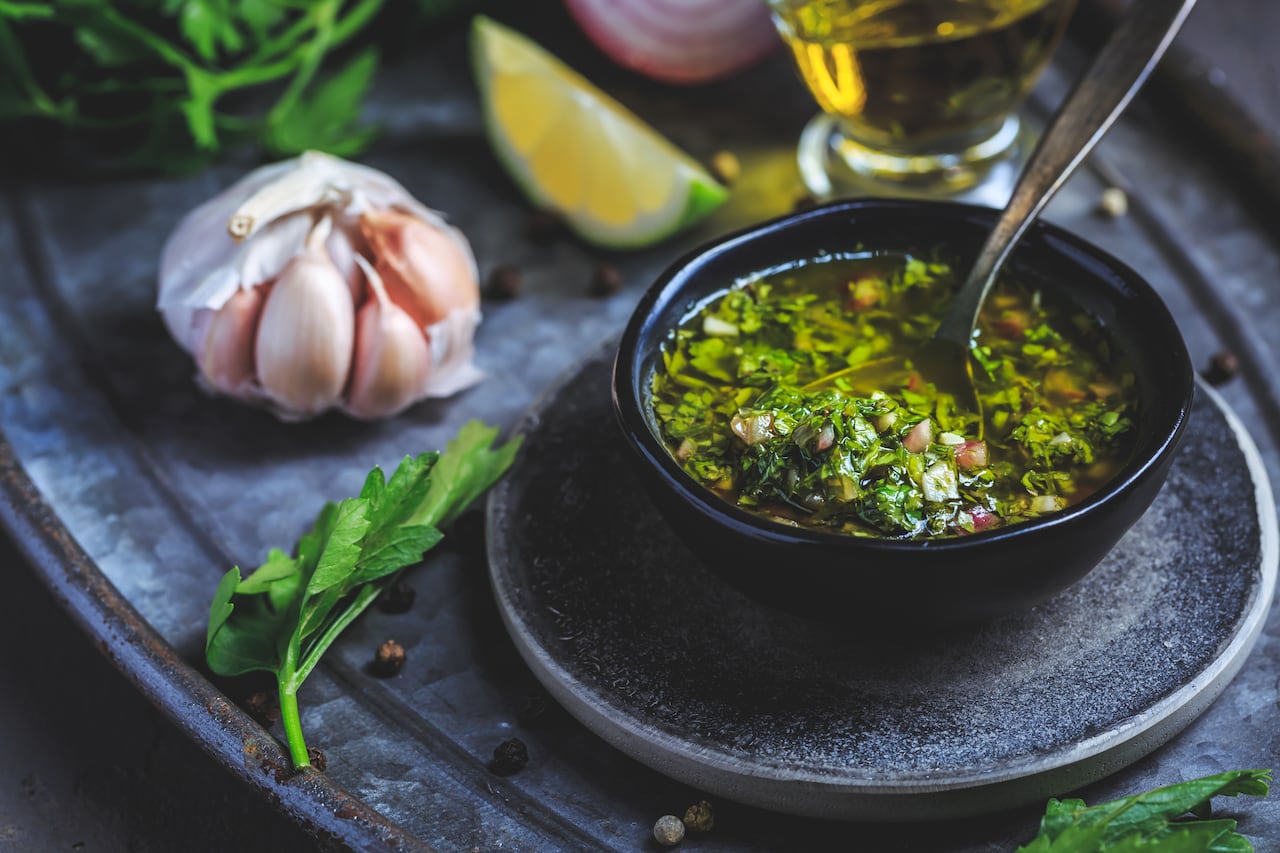 Para aquellos que desean un toque de autenticidad en sus platos, la receta del chimichurri casero ofrece la oportunidad perfecta para explorar sabores tradicionales argentinos desde la comodidad de su hogar.
