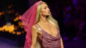 MILAN, ITALY - SEPTEMBER 23: Paris Hilton walks the runway at the Versace Fashion Show during the Milan Fashion Week Womenswear Spring/Summer 2023 on September 23, 2022 in Milan, Italy. (Photo by Vittorio Zunino Celotto/Getty Images)