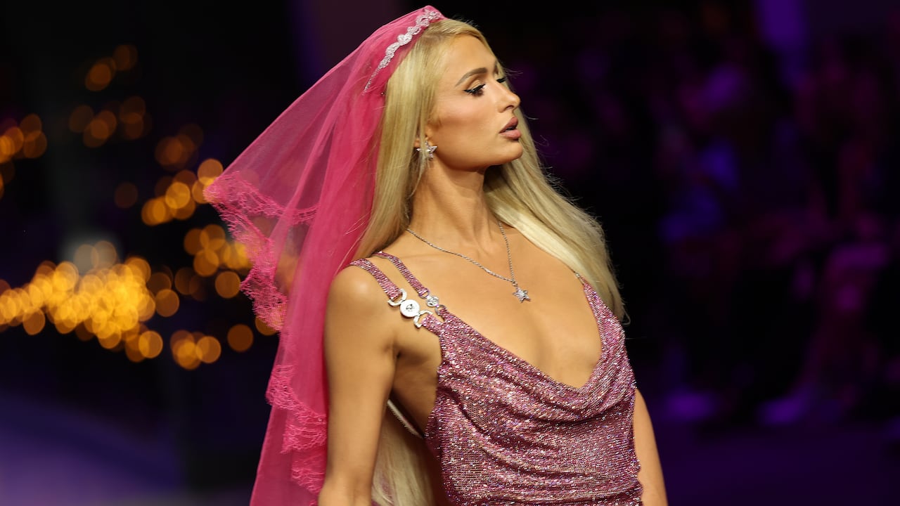 MILAN, ITALY - SEPTEMBER 23: Paris Hilton walks the runway at the Versace Fashion Show during the Milan Fashion Week Womenswear Spring/Summer 2023 on September 23, 2022 in Milan, Italy. (Photo by Vittorio Zunino Celotto/Getty Images)