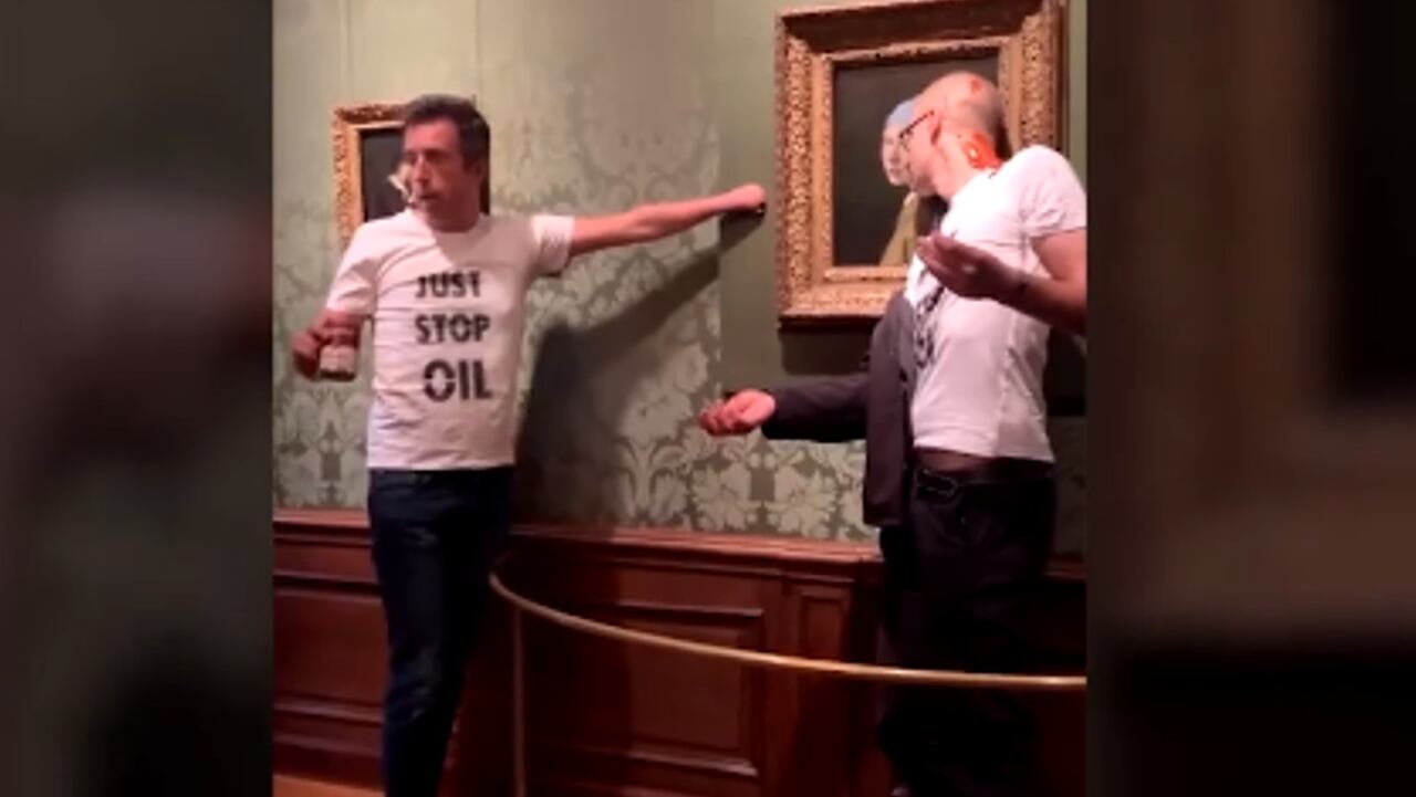 Nuevo ataque a obra de arte: activistas se pegaron a 'La joven de la perla' de Vermeer