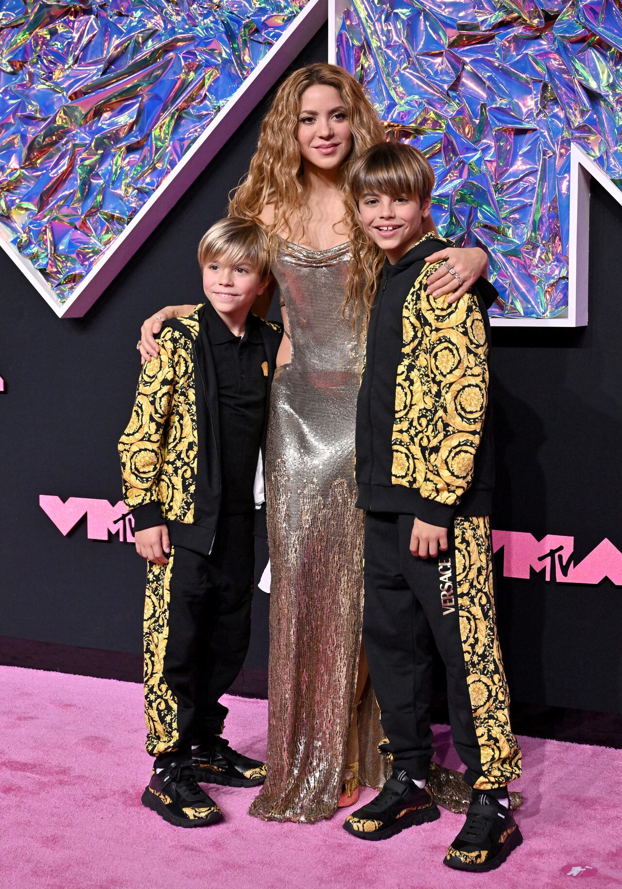 Sasha Piqué, Shakira y Milan Piqué asisten a los MTV Video Music Awards 2023 en el Prudential Center el 12 de septiembre de 2023 en Newark, Nueva Jersey. (Foto de Dia Dipasupil/FilmMagic)