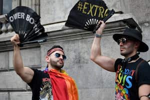 Cientos de manifestantes protestaron el sábado en la capital guatemalteca en rechazo a una ley aprobada por el Congreso progubernamental que endurece las penas por el aborto, cierra el puerta al matrimonio entre personas del mismo sexo y limita los derechos de la comunidad LGBTI. (Photo by Johan ORDONEZ / AFP)