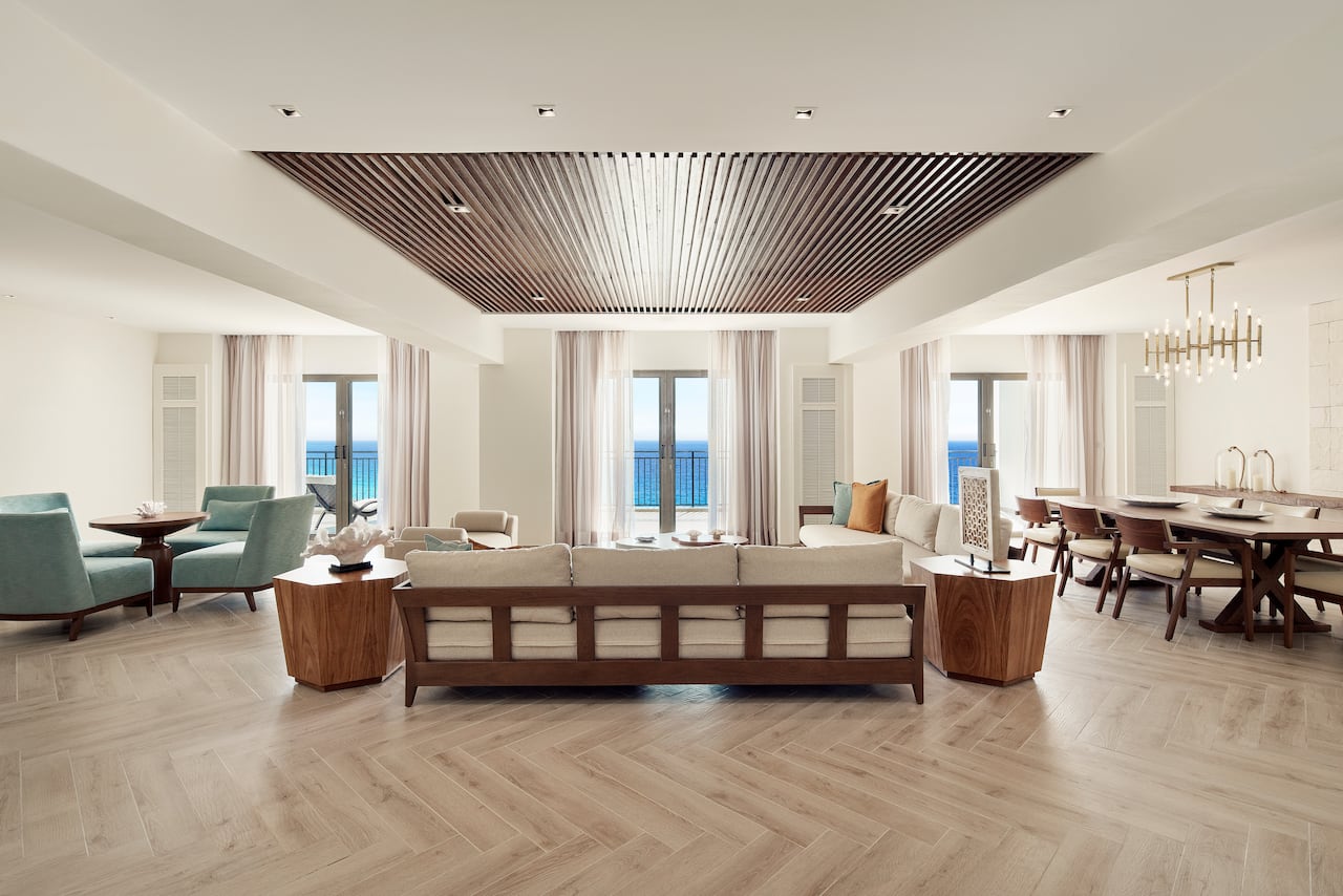 El hotel cuenta con 447 habitaciones, incluidas 74 suites, todas con un
amplio balcón privado y vista al mar.