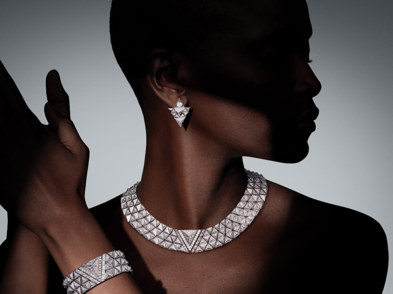 La fuerza de una inicial: Louis Vuitton reinterpreta la V en clave de Alta Joyería