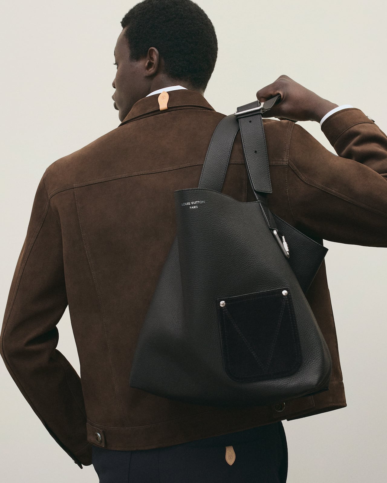 LV Touch, una nueva línea de bolsos masculinos que prioriza el diseño discreto y la utilidad refinada