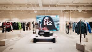 H&M también trabaja en un ambicioso proyecto de renovación de 250 tiendas a nivel mundial, modernizando sus espacios para mejorar la experiencia de compra.