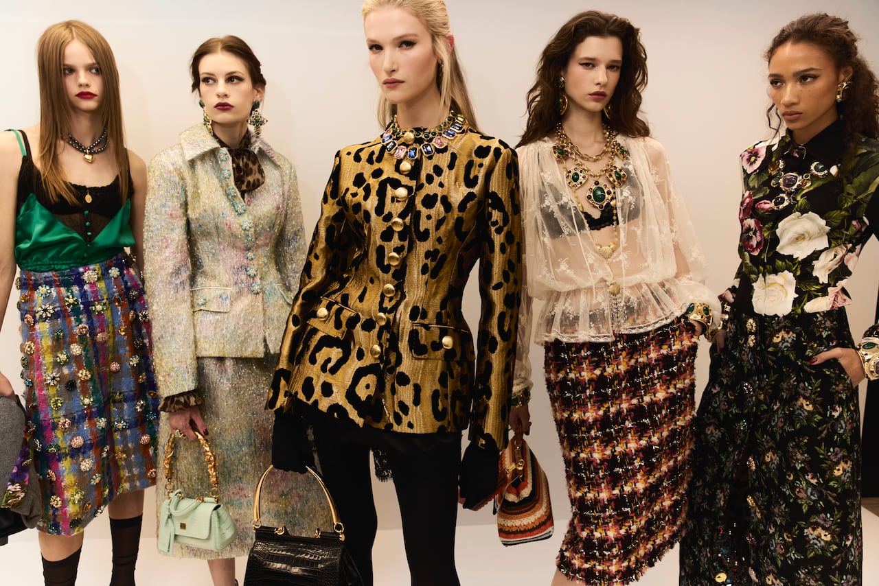 Stravaganza Siciliana revisita la herencia de Dolce & Gabbana a través de encajes, animal print, sastrería y una abundancia deliberada de joyas.