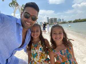 Radamel Falcao junto a dos de sus hijas en vacaciones