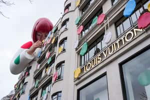 Una escultura de Yayoi Kusama es exhibida en una de las tiendas de Louis Vuitton  ubicada en los Campos Elíseos.
