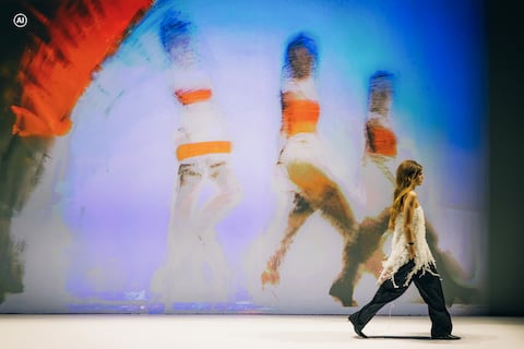 H&M inauguró su participación en London Fashion Week con H&M&YOU&I, una puesta en escena que integró moda, música, tecnología e imagen en movimiento.