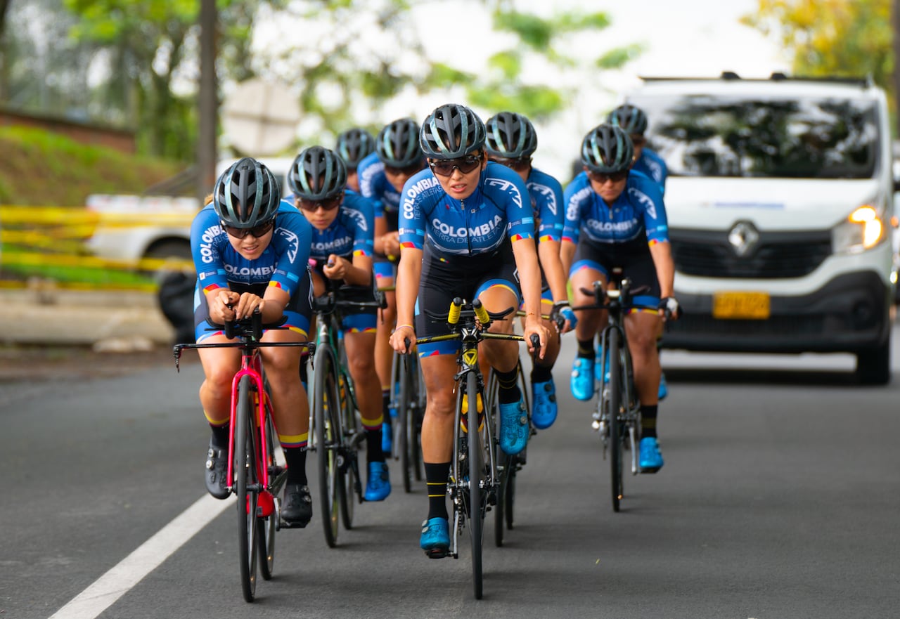 Equipo femenino Colombia Tierra de Atletas GW-Shimano durante sus entrenamientos