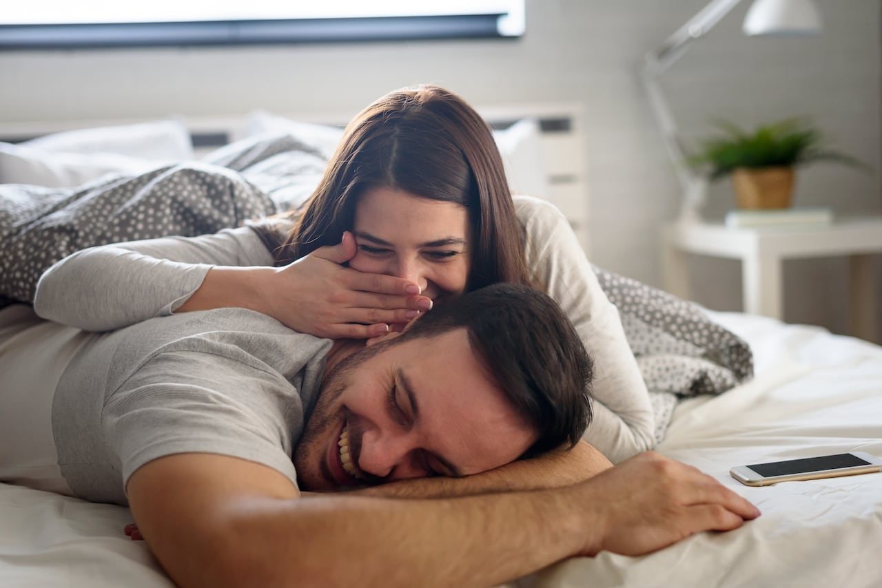 Pareja queriendo tener intimidad