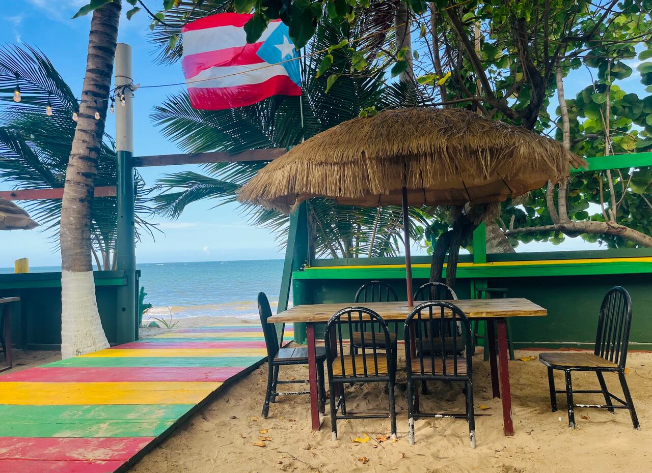 La isla cuenta con un clima tropical, lo que la convierte en un destino ideal para disfrutar del mar, la montaña y las actividades al aire libre.