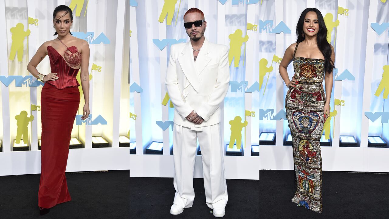 Annita, J Balvin y Becky G en la black carpet de los VMA's 2022.