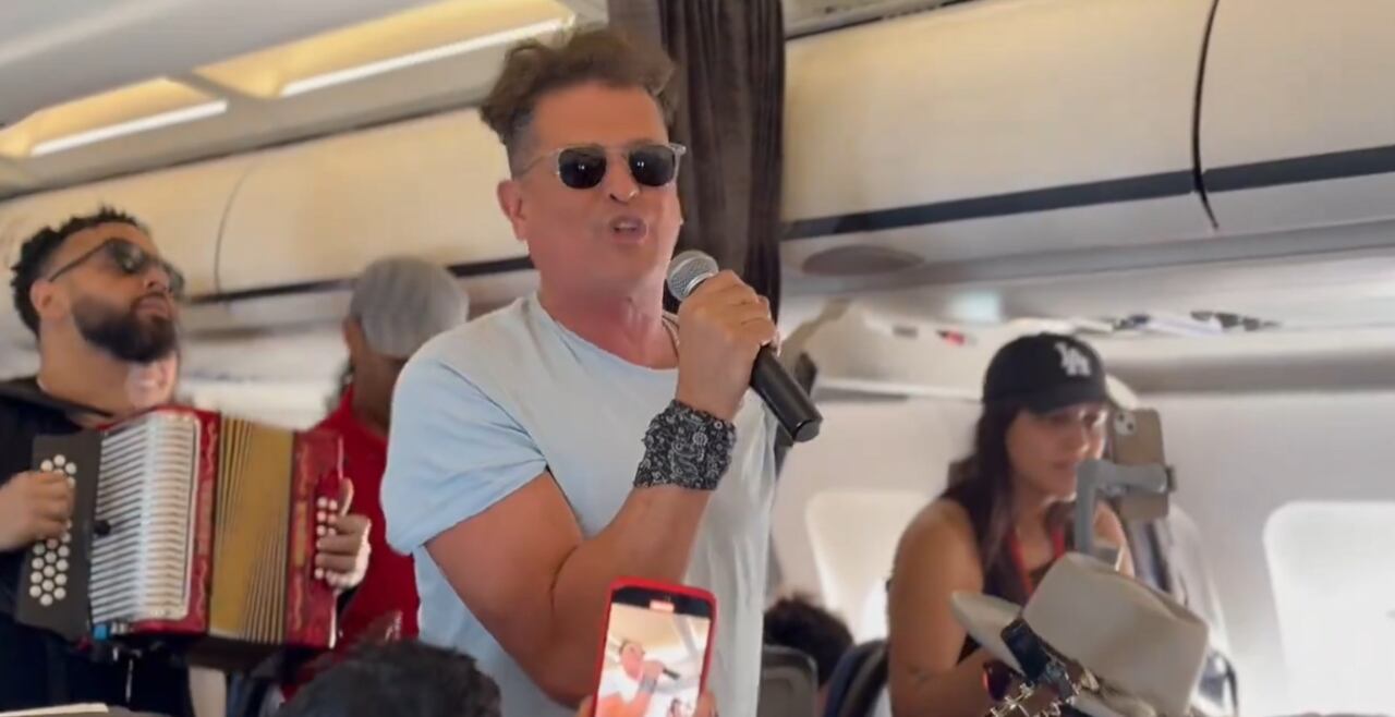 Con instrumentos y músicos, el artista deleitó a los viajeros en pleno vuelo.