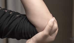 Con bicarbonato de sodio, limón y aloe vera se pueden aclarar los codos y rodillas