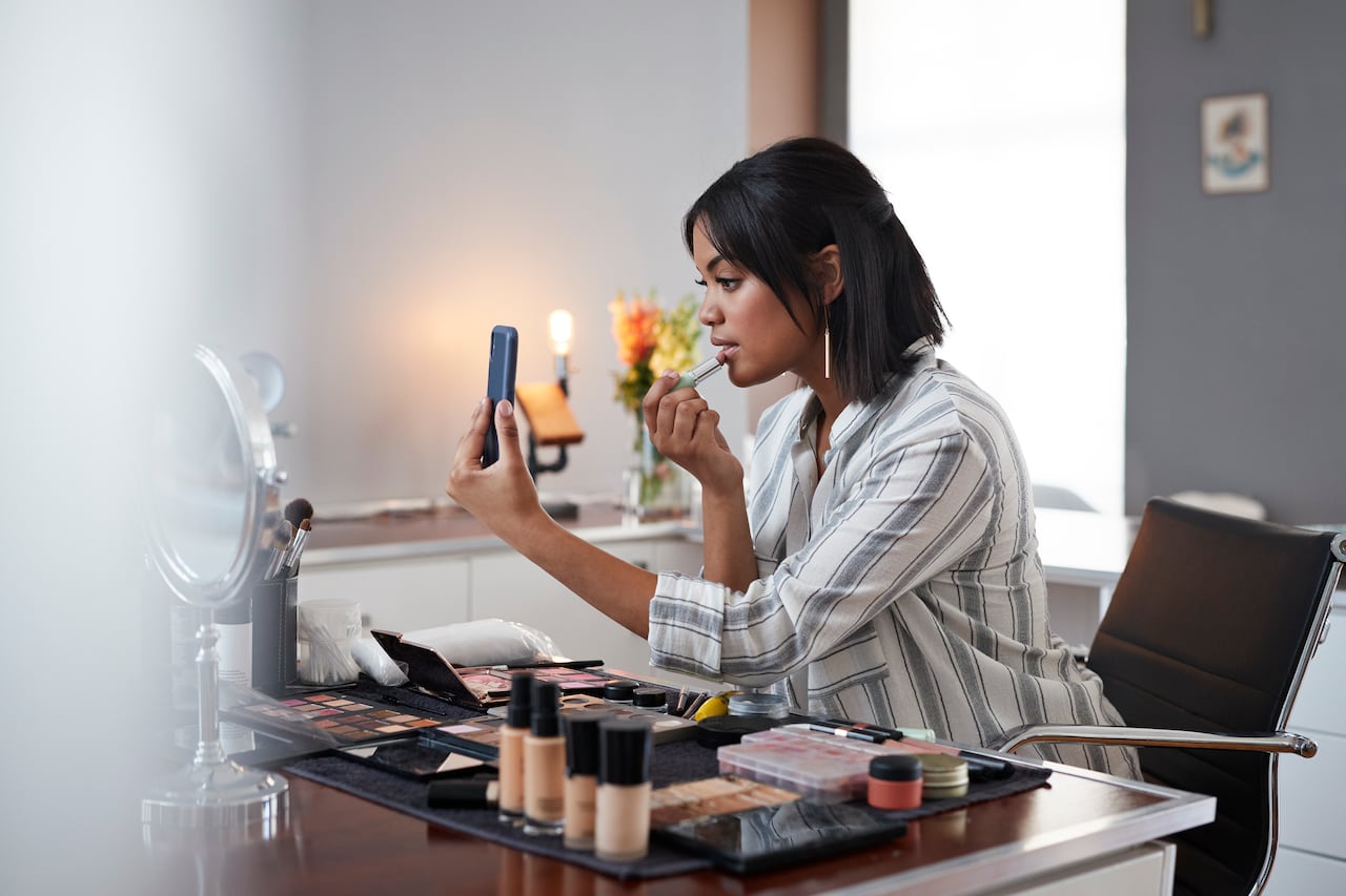 Los usuarios deben estar atentos a los datos de fabricación de sus cosméticos.