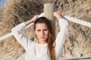 Las blusas con transparencia se pusieron de moda en los noventa.