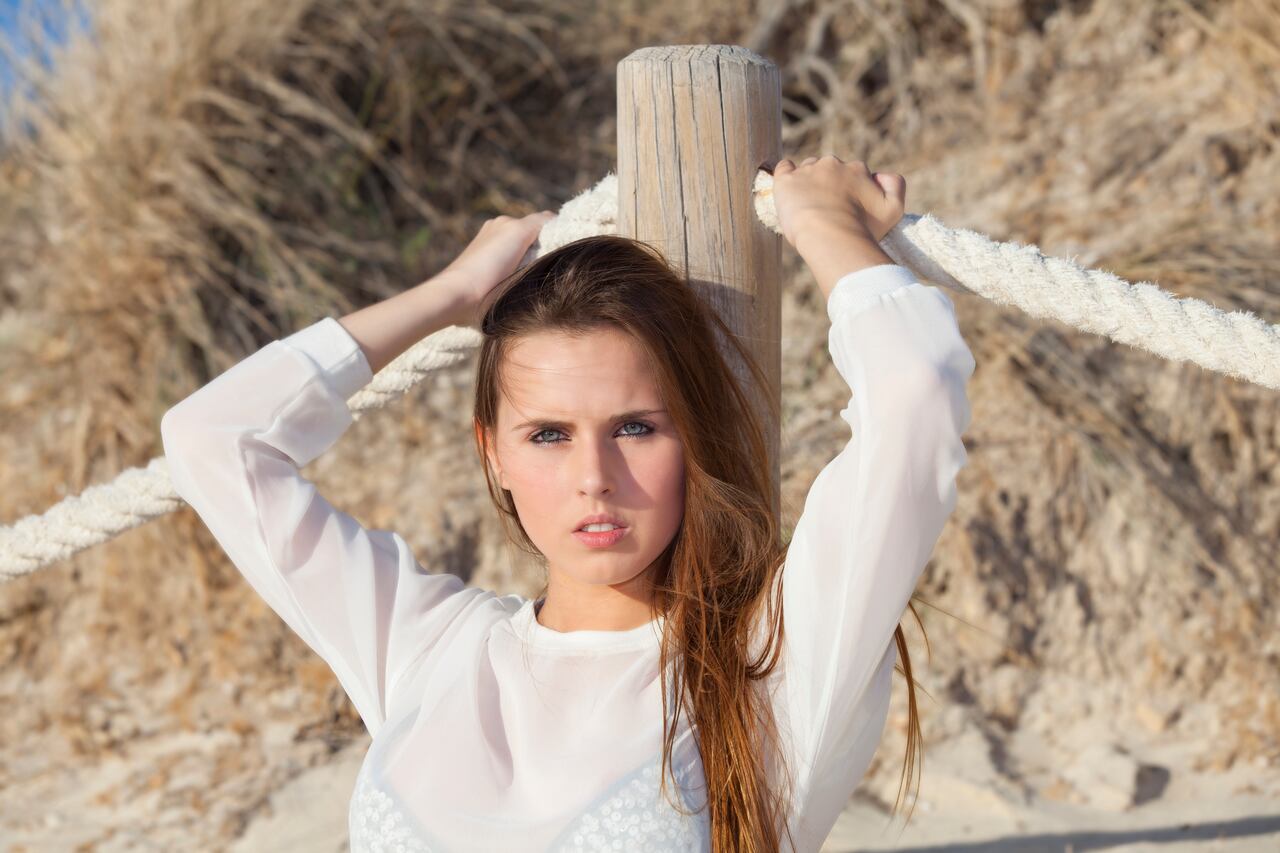 Las blusas con transparencia se pusieron de moda en los noventa.