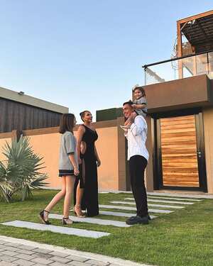 Familia Valdiri Saruma: Andrea tiene dos hijas y Felipe convive con ellas; juntos conforman una de las familias del momento. Con esta foto la familia recibió el Año nuevo 2023.