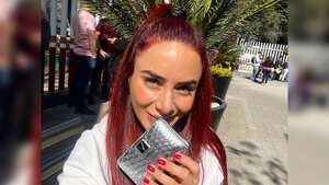 Johanna Fadul mostrando los documentos que recuperó.