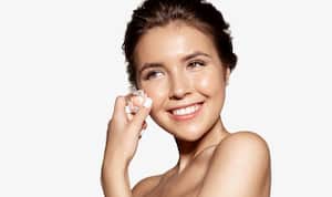 Los beneficios de aplicar hielo en el rostro