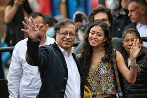 Gustavo Petro vota con su familia en Puente Aranda