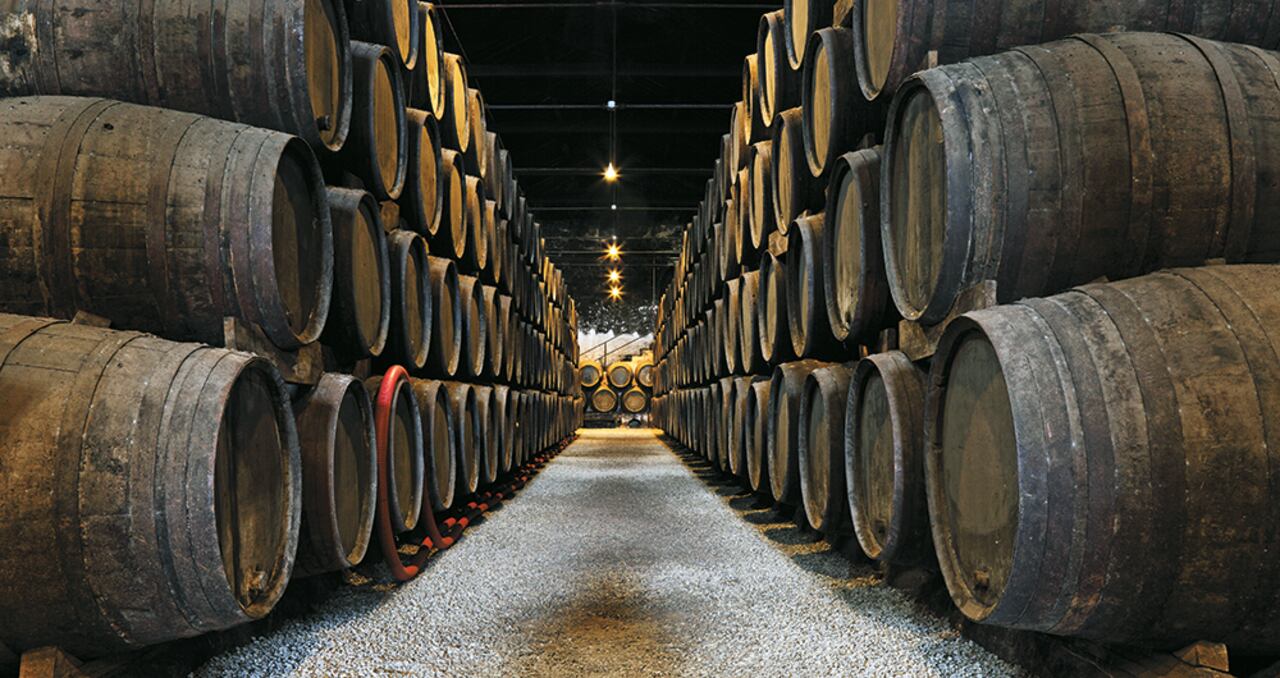 El oporto es un vino fortificado, lo que significa que se le ha añadido aguardiente vínico. Esto detiene la fermentación y da el dulzor característico.