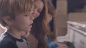 Sasha aparece cantando en el más reciente video de Shakira. 'Acróstico' es una dedicatoria a sus hijos.