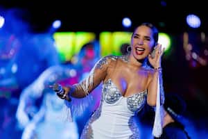 Paola Jara responde a críticas por pintar a su perro de color rosado