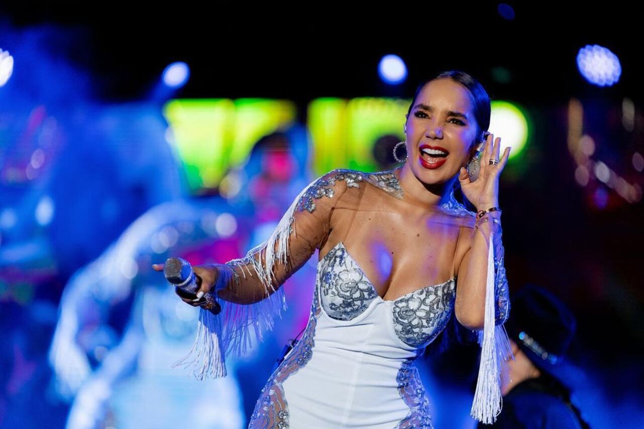 Paola Jara responde a críticas por pintar a su perro de color rosado