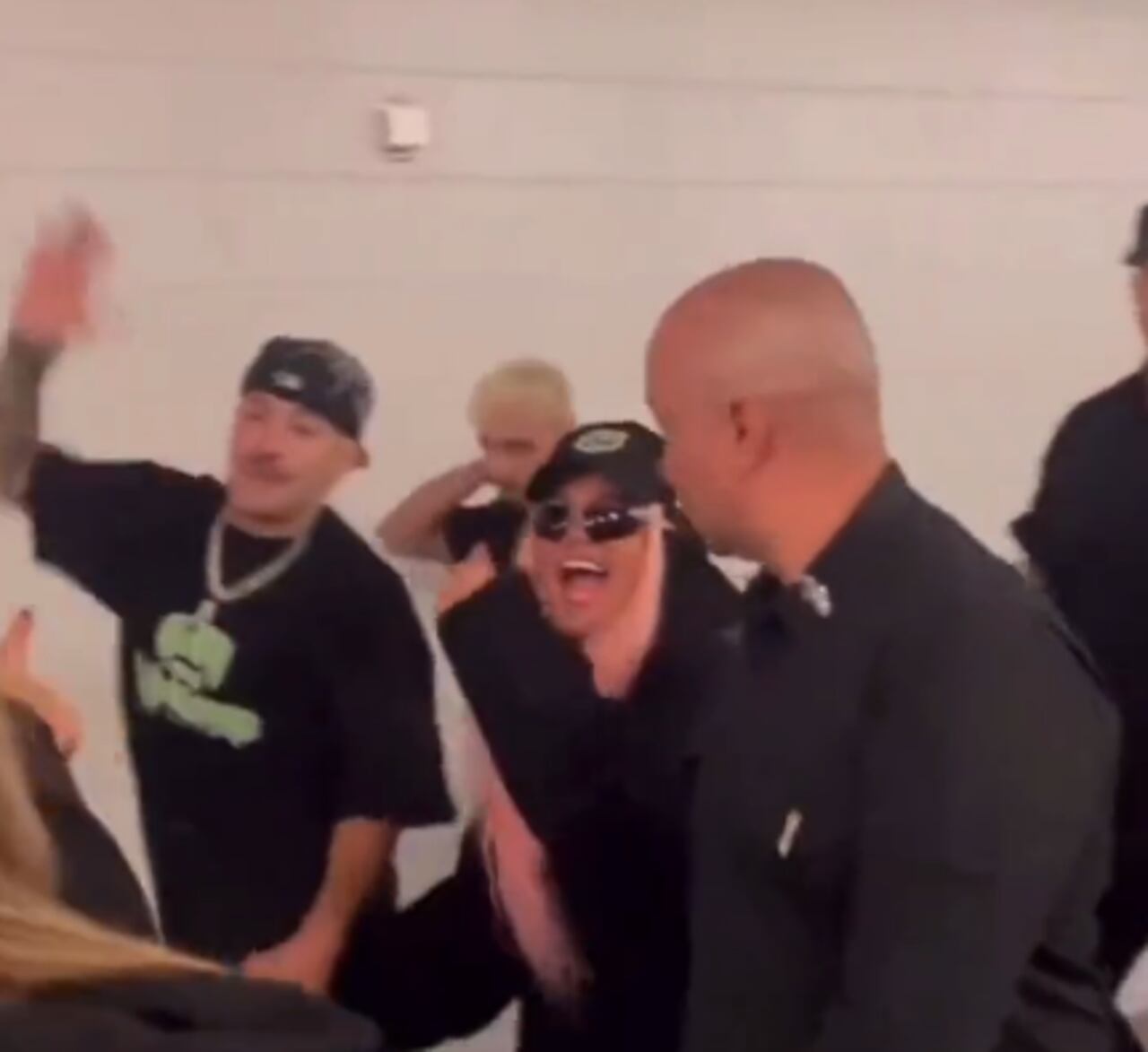 Karol G y Feid nuevamente fueron vistos tomados de la mano en un concierto del Ferxxo.