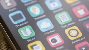 Pantalla de inicio del teléfono inteligente con el ícono del clima enfocado. Aplicaciones móviles instaladas enumeradas en la pantalla. redes sociales