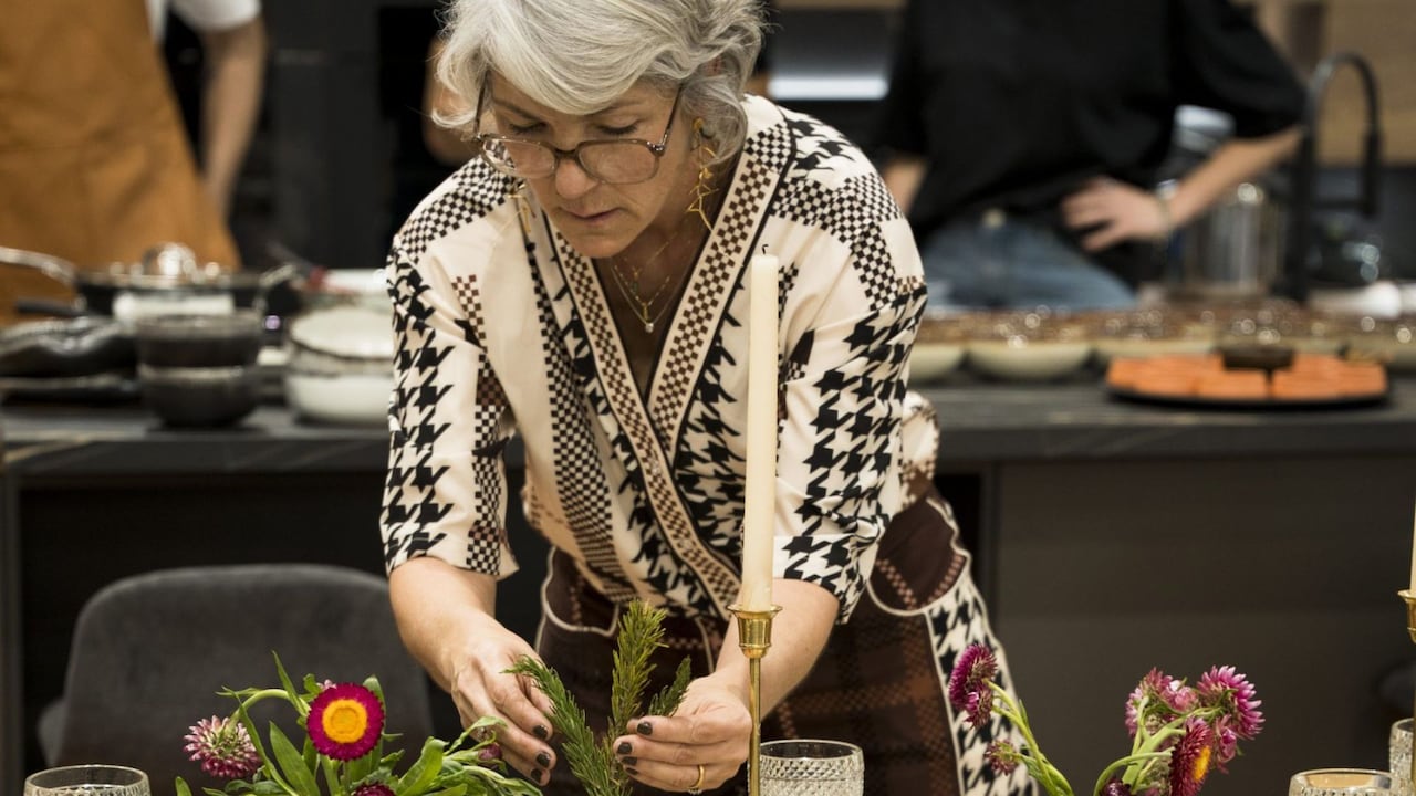 Beatriz Gallo durante su participación en Heimtextil Colombia 2025, donde compartió su visión sobre la mesa como espacio de conexión y amor cotidiano.