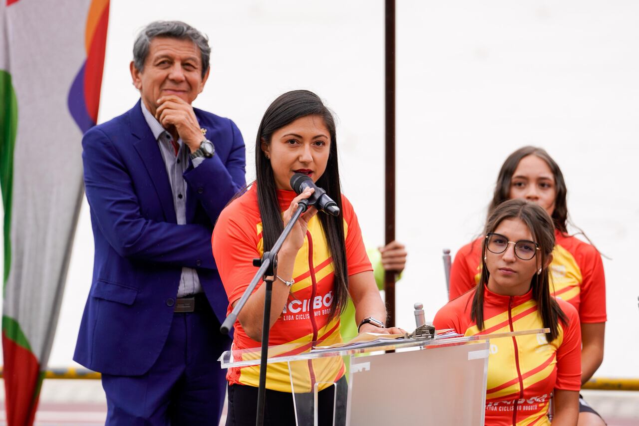 Cada pedalazo cuenta: el equipo femenino de Bogotá se prepara para su debut en la Vuelta a Colombia.