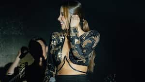 Paola Jara casi se besa con un fanático emocionado, pero lo paró en seco.