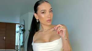 La influencer Luisa Fernanda W posa sensual en una fotografía usando un vestido blanco.