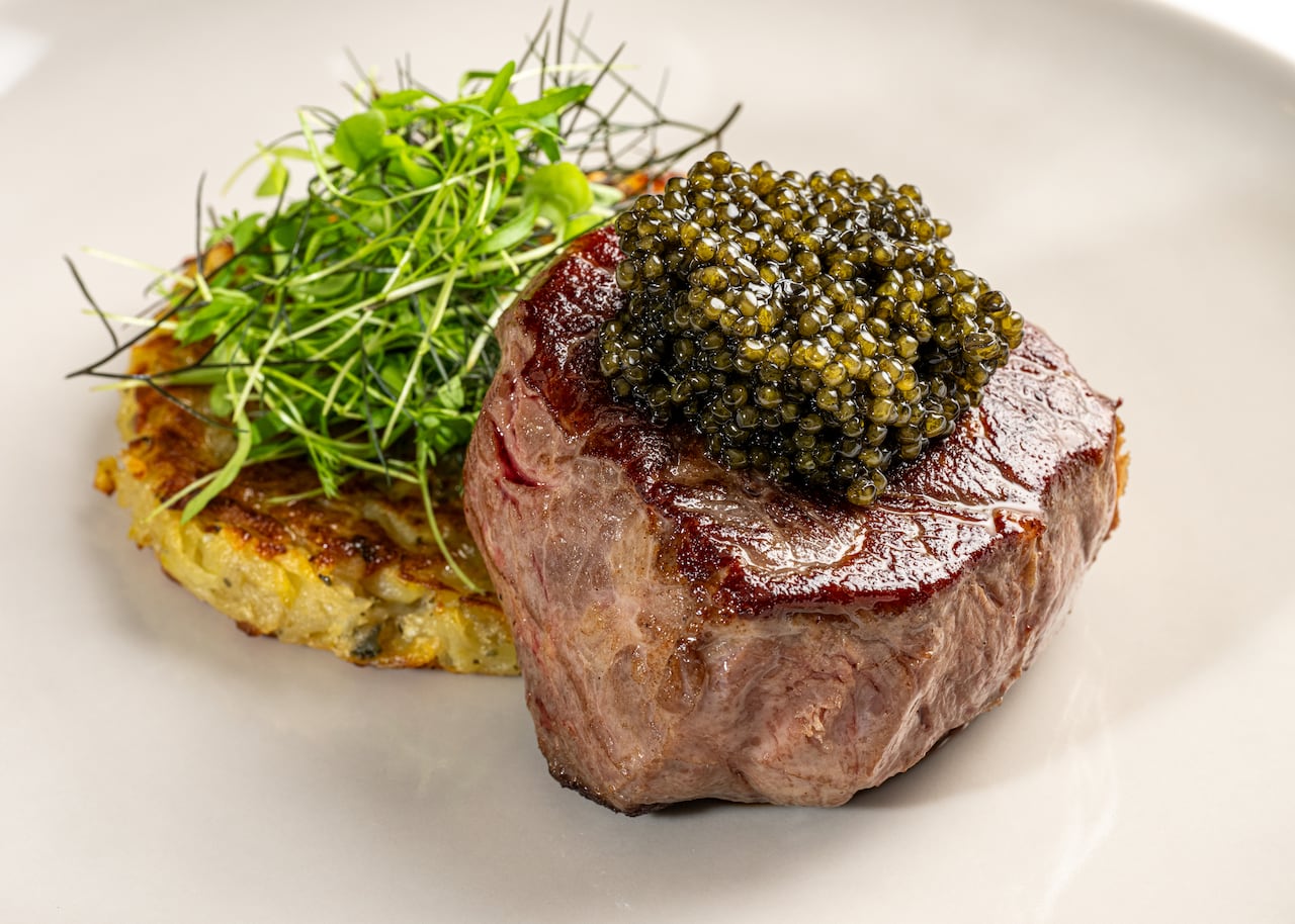 Un restaurante contemporáneo concebido para hacer del caviar algo cercano, con el caviar de marca propia OCKAP Ossetra presente en cada tiempo