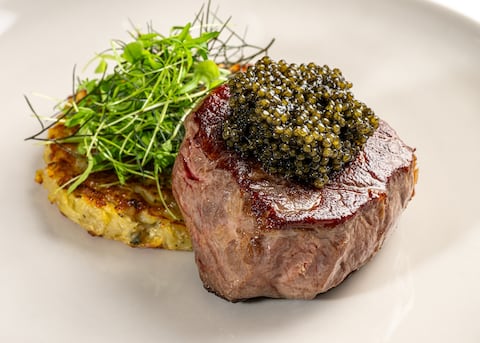 Un restaurante contemporáneo concebido para hacer del caviar algo cercano, con el caviar de marca propia OCKAP Ossetra presente en cada tiempo