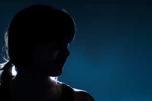 Silueta, de, un, misterioso, niña, en, fondo azul