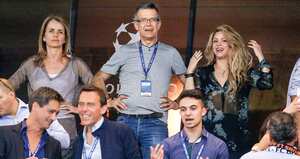 Shakira junto a sus exsuegros, Montserrat Bernabéu y Joan Piqué, en uno de los partidos del Barcelona F. C.